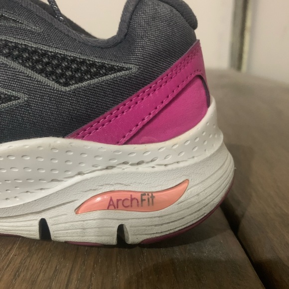 Sketchers size 6 arch support women’s shoes. - Picture 4 of 12